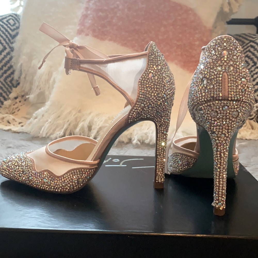 Betsy Johnson Iris size 5